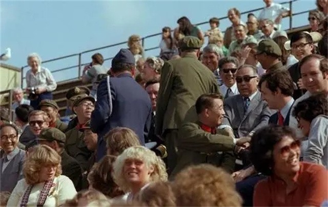 1982年，海军水兵左手敬军礼，*华清刘**看后气得欲砸电视