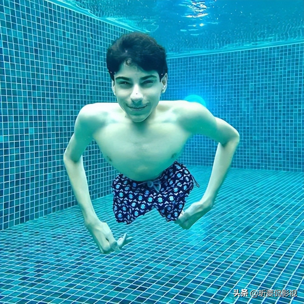 世界杯18岁小将又帅又能打,世界杯开幕式半身男孩引发热议