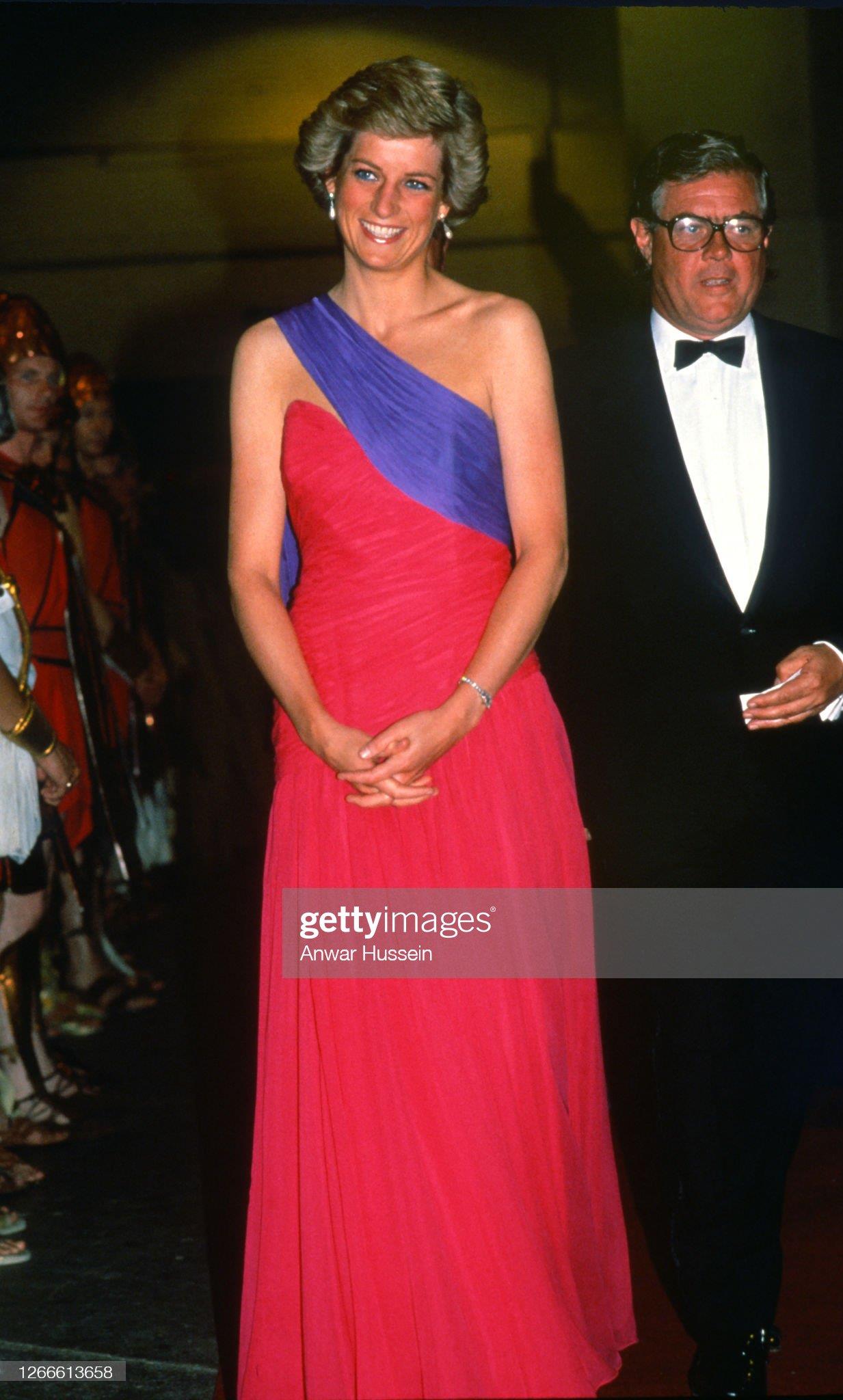 戴安娜王妃的蓝丝绒礼服,戴安娜王妃惊世容颜