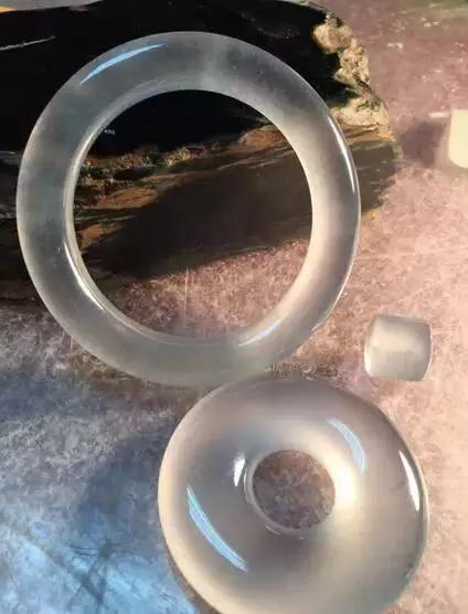 顶级玻璃种翡翠原石切割视频,顶级玻璃种全脱沙翡翠原石