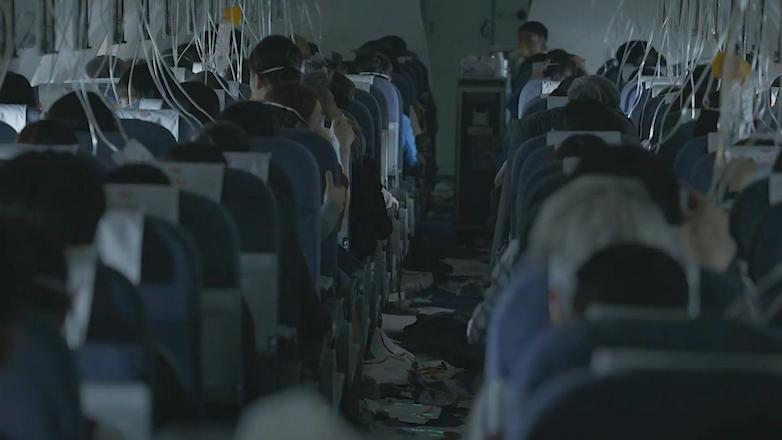 飞机挡风破裂数百人被困万米高空,玻璃破裂飞机迫降视频