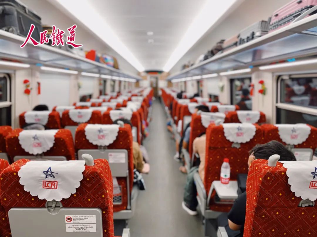 农冰村小学生终于坐上了中老铁路国际旅客列车!