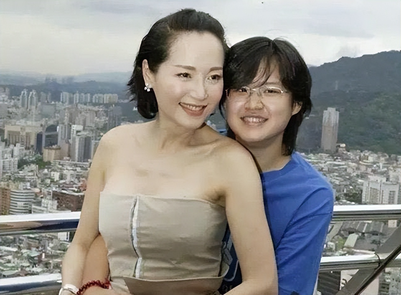 恬妞：有两段刻骨铭心的爱，今64岁仍然单身，35岁女儿成她烦恼