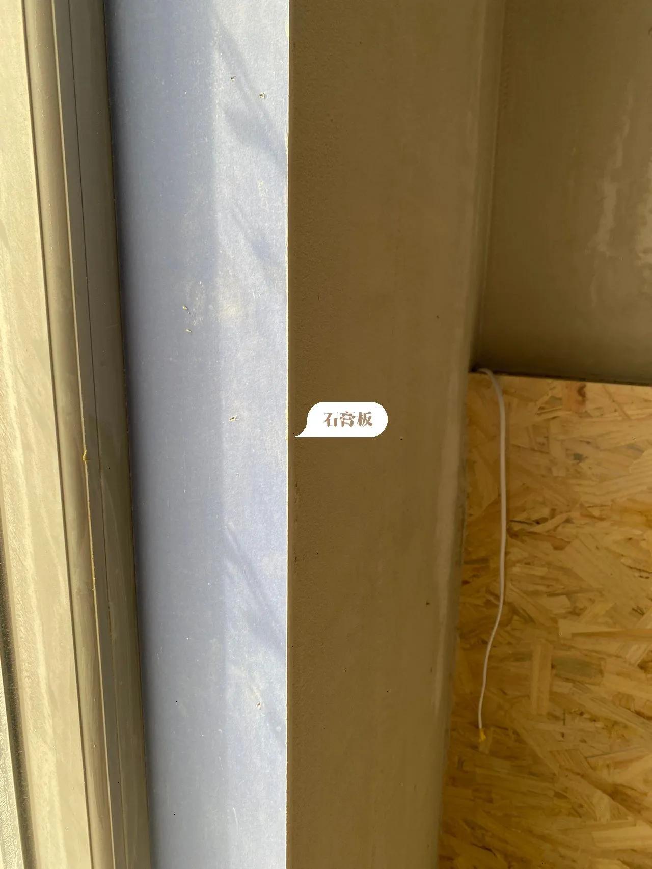 跑了10个工地现场，我终于明白了实木烤漆窗套和不锈钢窗套的区别