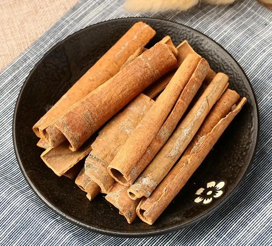 为什么桂皮剥下来树还能活,桂圆树和桂皮树是一种吗