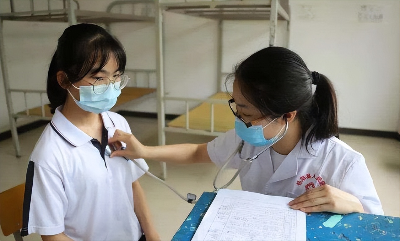 高考体检要求“脱*裤内**”,学生尴尬脸红,往届生:还有更尴尬的呢