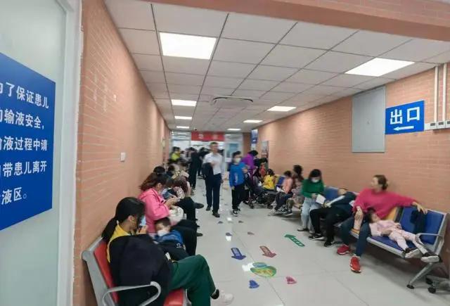 圈圈儿来回换药儿童吊瓶滴得很慢一滴