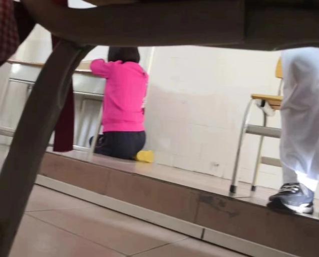尿急女生遇见老师拖堂，小声催促了句“快走”，不料引发严重后果