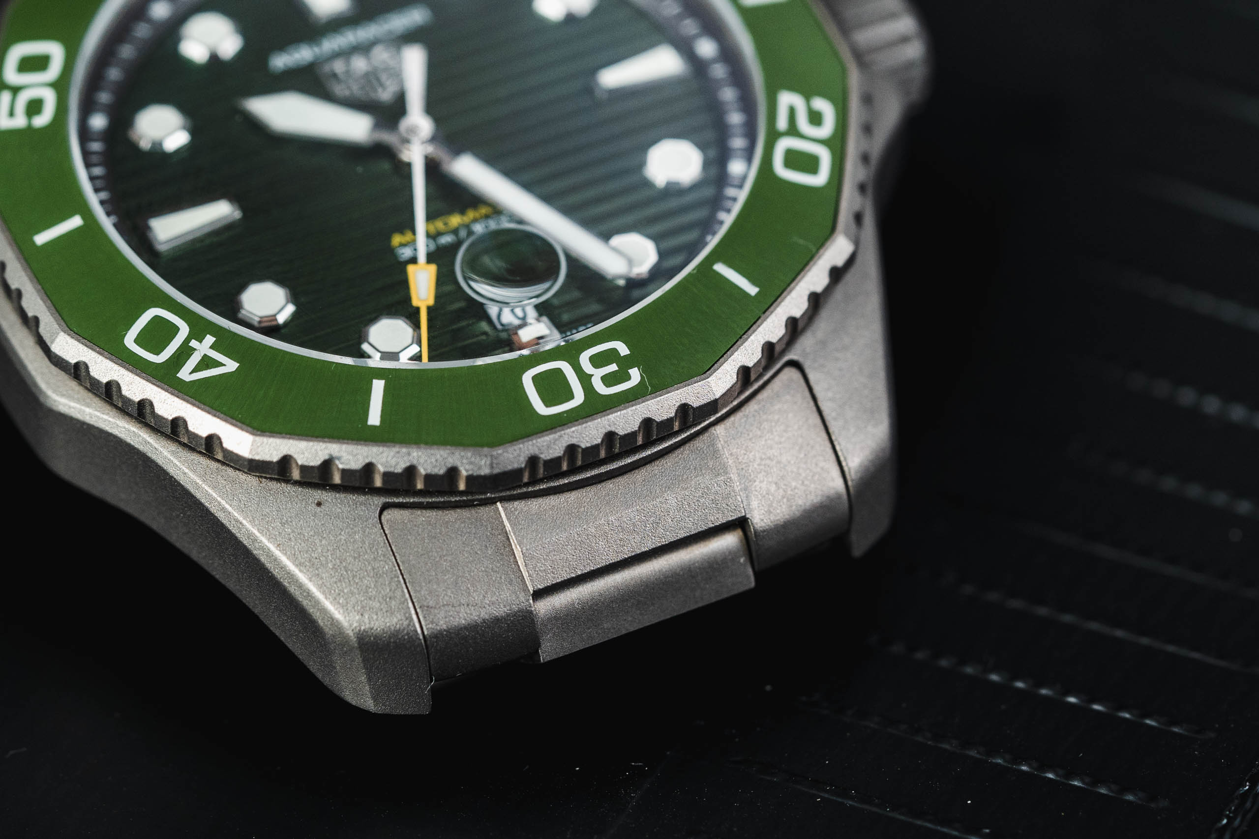 泰格豪雅竞潜300老款和新款区别,泰格豪雅竞潜300怎么调日历