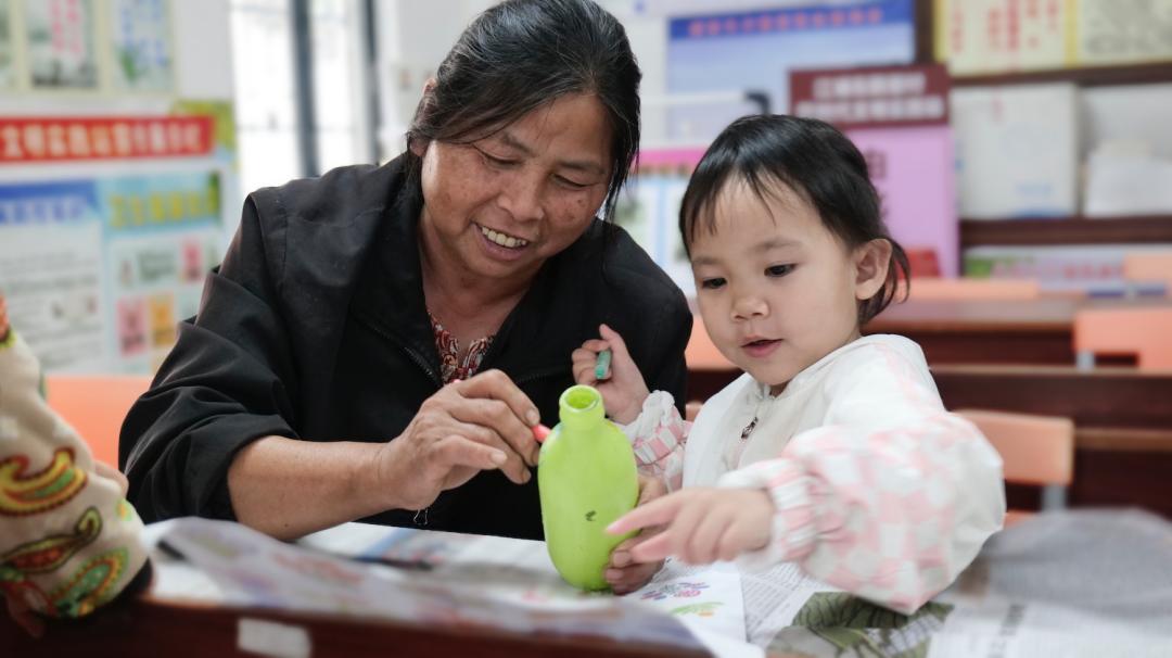 空瓶子创意手工制作,空瓶子和树叶创意手工