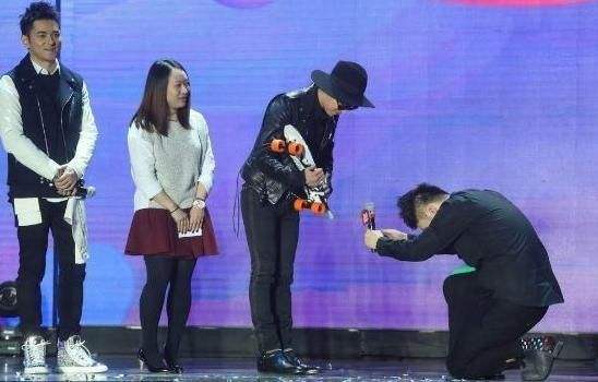 24年来守护着4个兄妹,最后却一个都留不住,何炅老了,都结束了