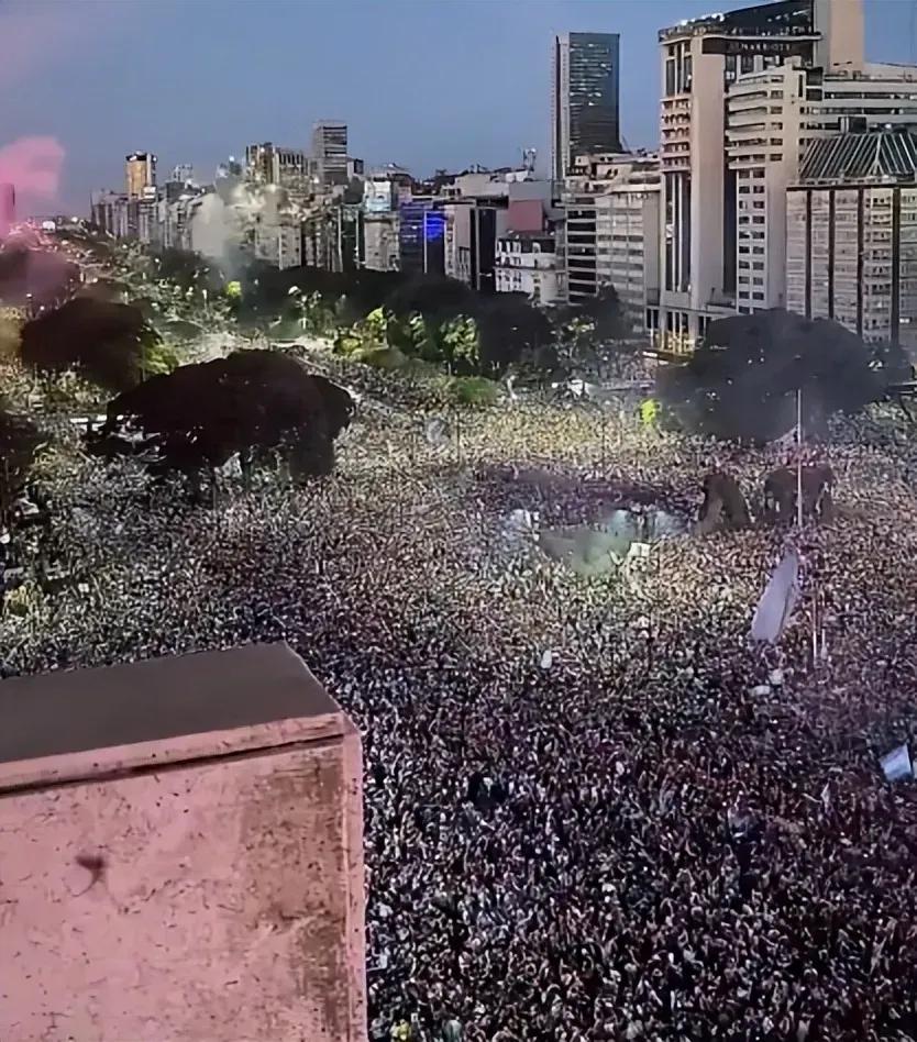 假如夺冠的不是阿根廷而是中国男足,疫情阴霾会烟消云散