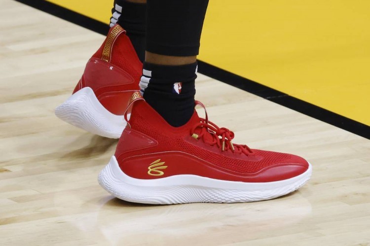 库里成了历史三分王，UA啥时候能超越耐克？