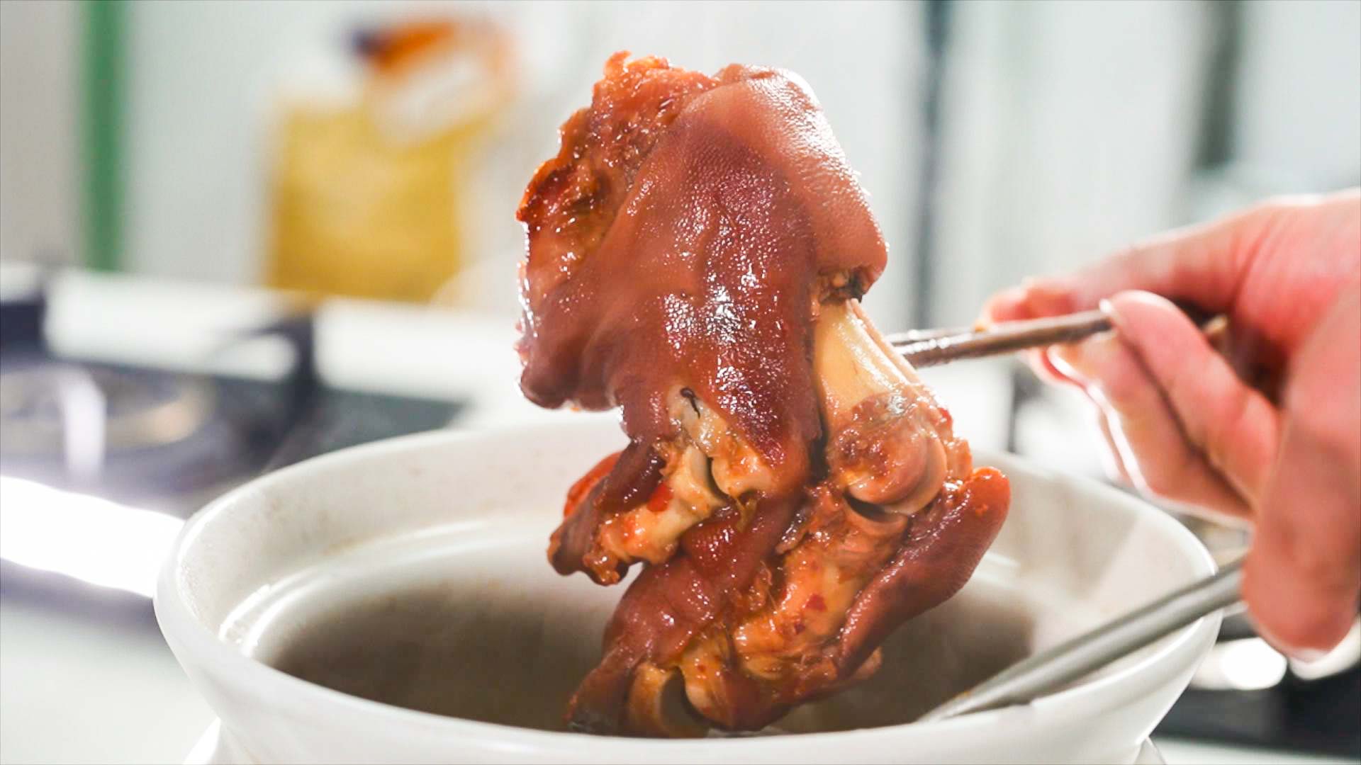 卤猪蹄怎么做才q弹劲道好吃,怎样卤猪蹄又香又软糯