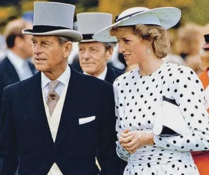 查尔斯怀念菲利普亲王,英国国王查尔斯悼念父亲