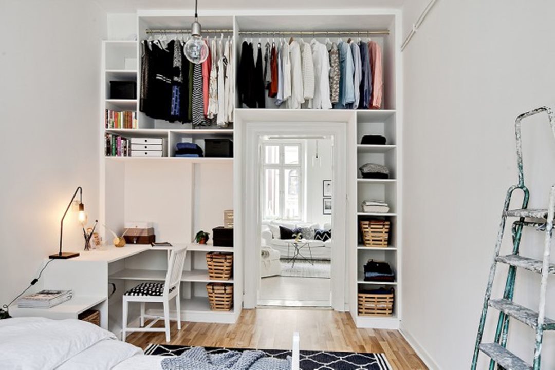 卧室门到天花板还打柜子不,小卧室装修墙面上打隔板放东西