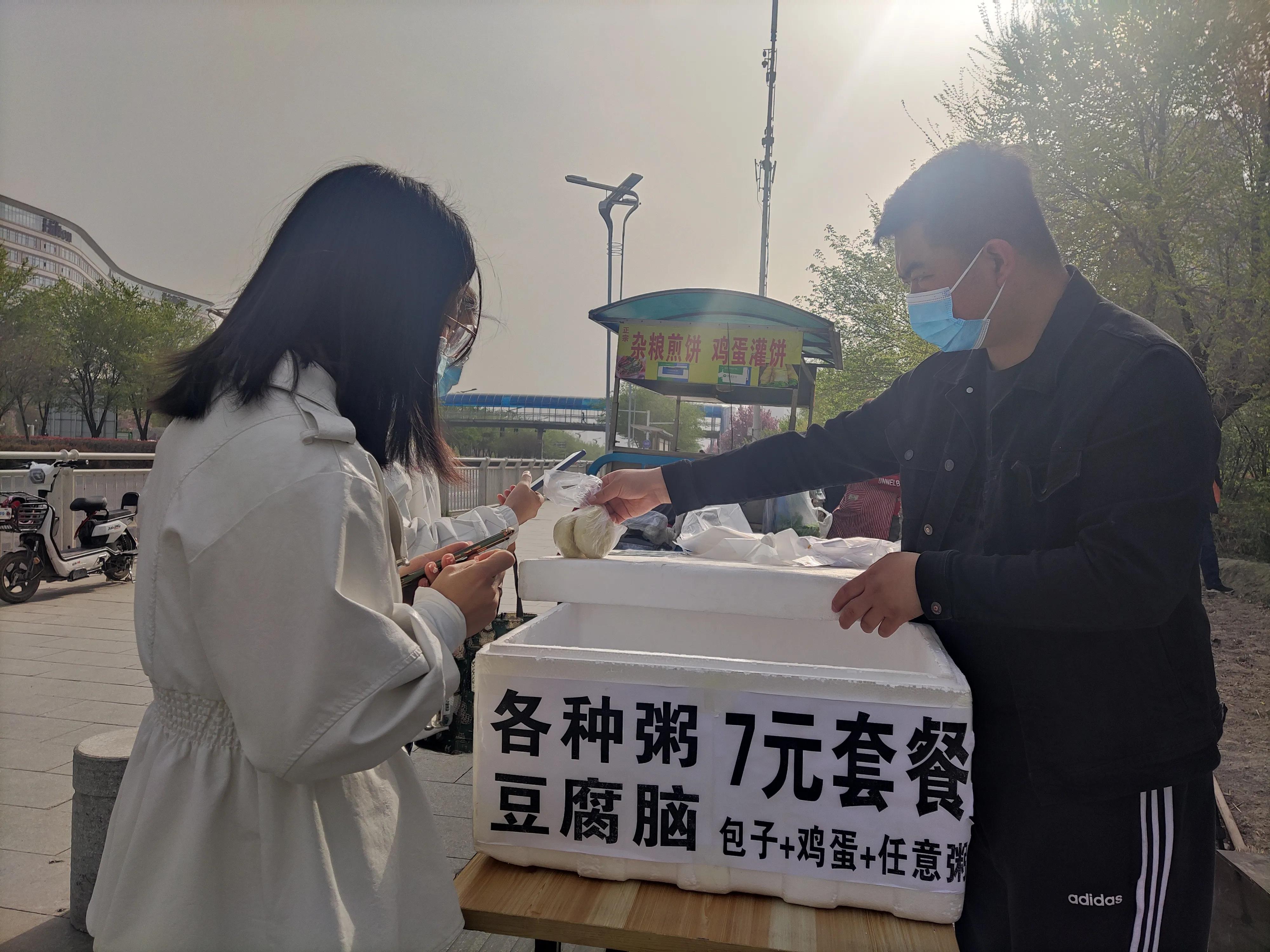 摆地摊的包子哥,乌鲁木齐包子哥