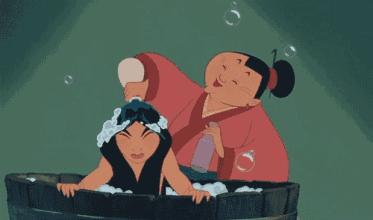 女子被理发店“剪坏”刘海后崩溃报警，理发店需承担什么责任？