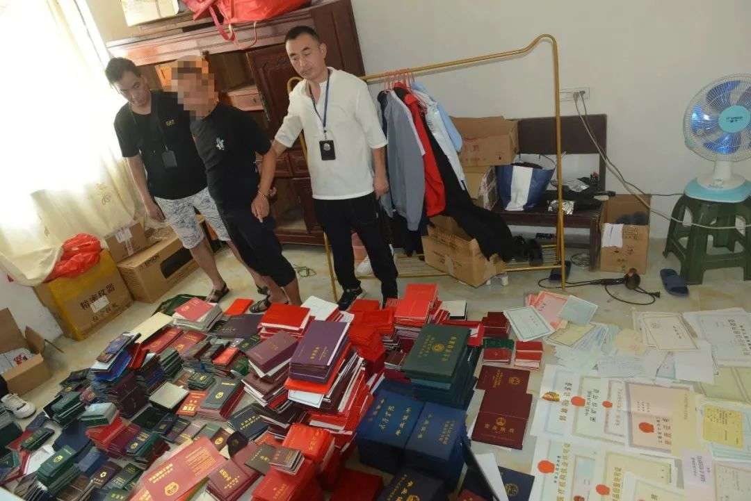 内江警方千里追击！伪造政府机关印章，64人制售*证假**一网成擒