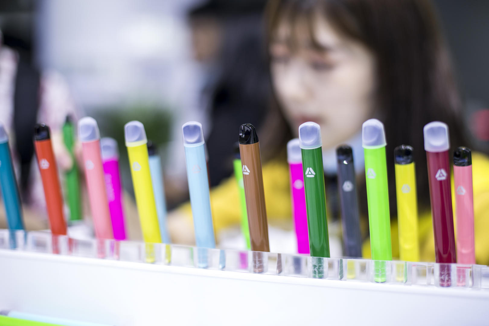 10月起水果味*子烟电**全面下架有经销商囤货谋划“被禁后继续卖，价格翻倍”