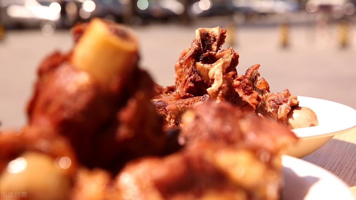 炖大骨头汤时，直接倒水就“废了”，多加一个步骤，汤白不腥