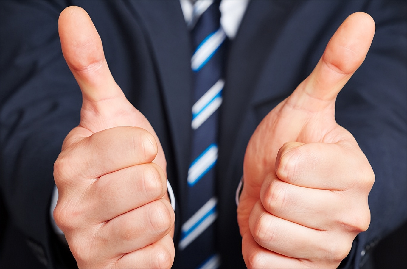 回顾美艳董事长落马，21岁刚毕业就当上了当地局长，疑似权色上位