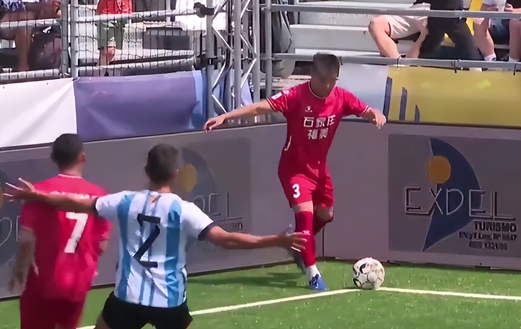 中国男足2分钟闪电破门炸裂时刻,中国男足6—2大胜阿联酋