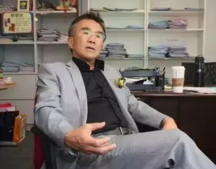 香港富豪贫民窟生活,香港百亿富豪穷人