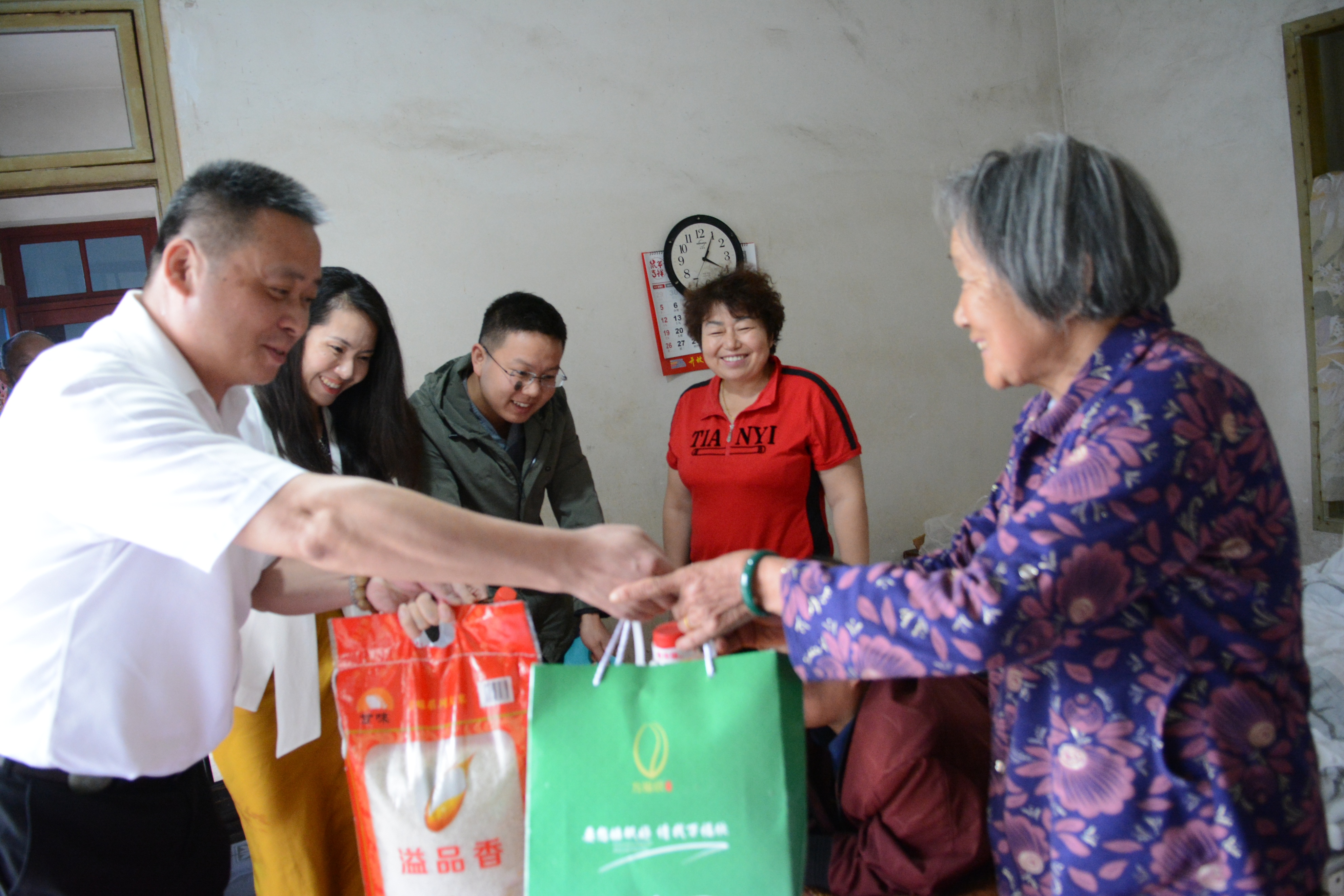 用爱心捐赠助力疫情防控,爱心助力暖人心众志成城战疫情