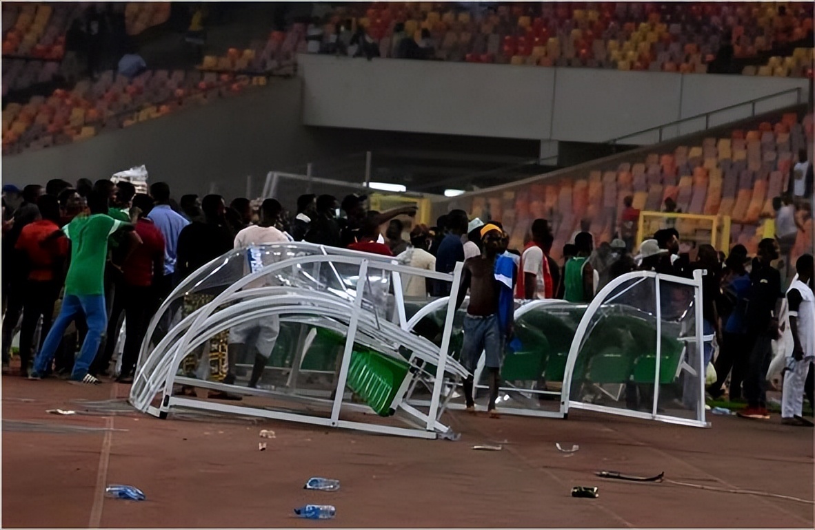 厚颜无止!无缘世界杯,球迷怒拆足球场,董路:你们不配?