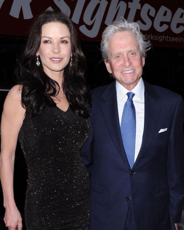 泽塔琼斯结婚照片,泽塔琼斯晒儿女合影