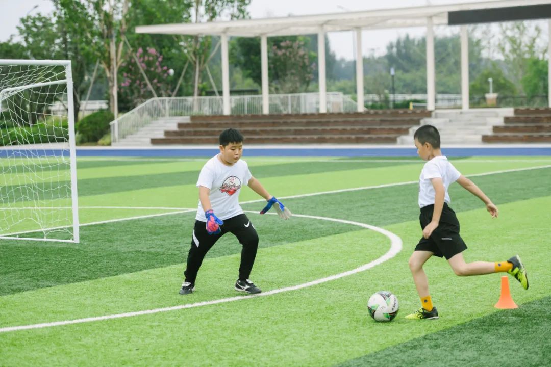 刚入足球队,刚入门踢球