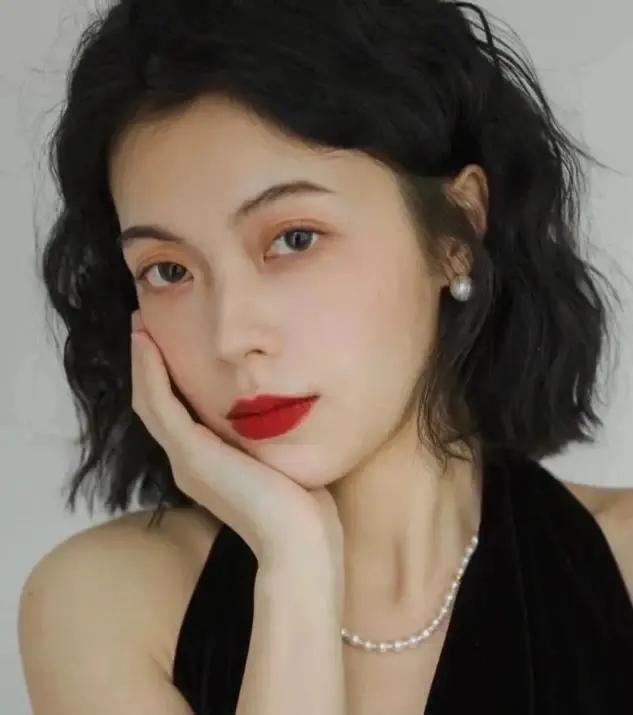 2019适合圆脸的锁骨烫发最流行,女生圆脸适合的露耳短发烫发