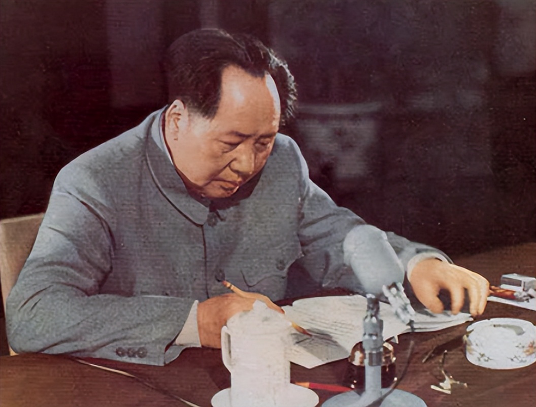 1959年人民大会堂落成，毛主席指着天花板笑问：这是谁的主意