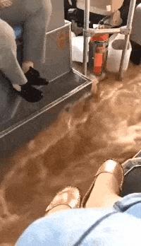 男子为庆祝好基友退伍穿女装迎接,男子庆祝哥们退役