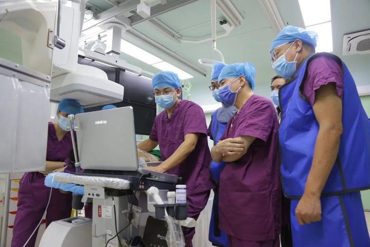 全胸腔镜下，与右侧开胸小切口房间隔缺损修补术的临床结果分析