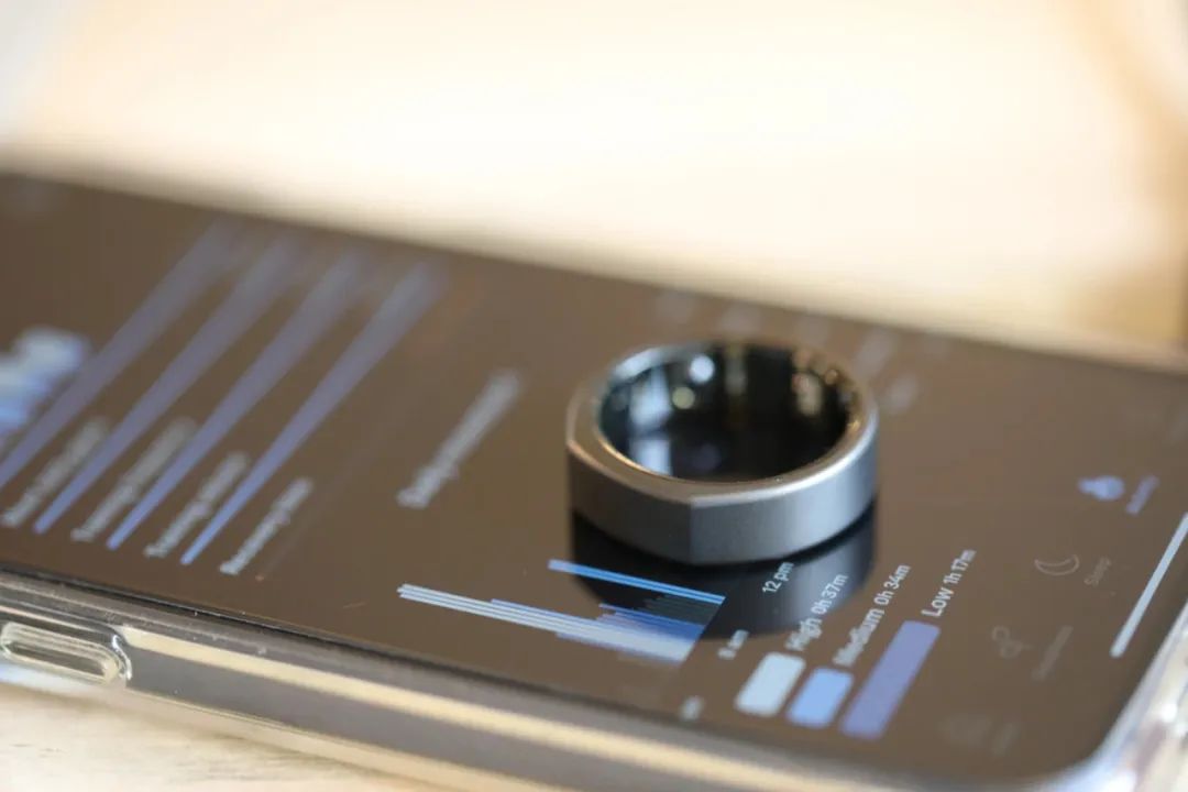 智能戒指才更优雅 (科技感十足的戒指大钻戒)