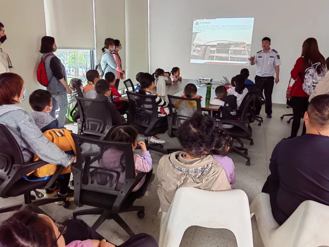 消防队来学校开展消防演练活动,消防知识进校园科普演练护成长