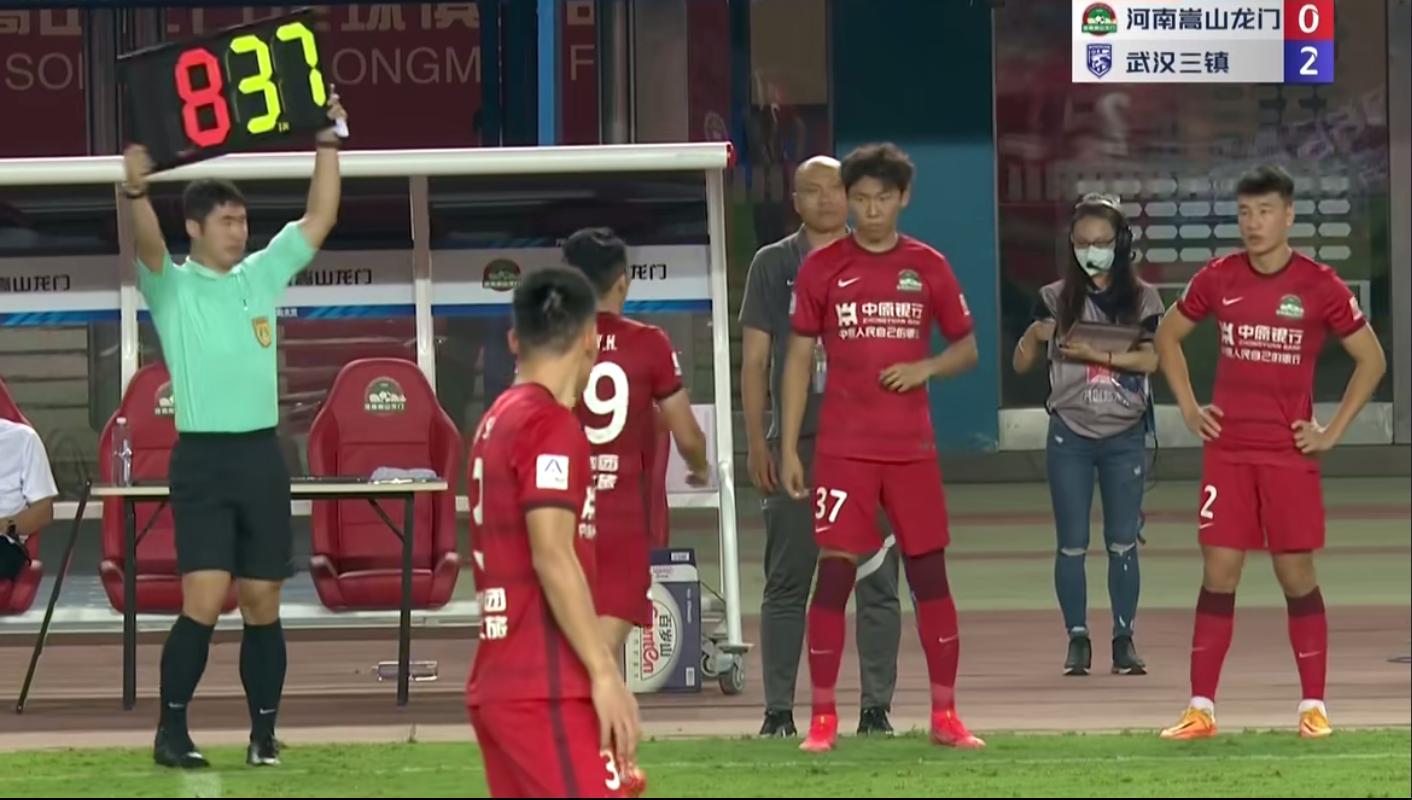 河南队郑钧蔚表现,郑钧早期获奖现场演唱