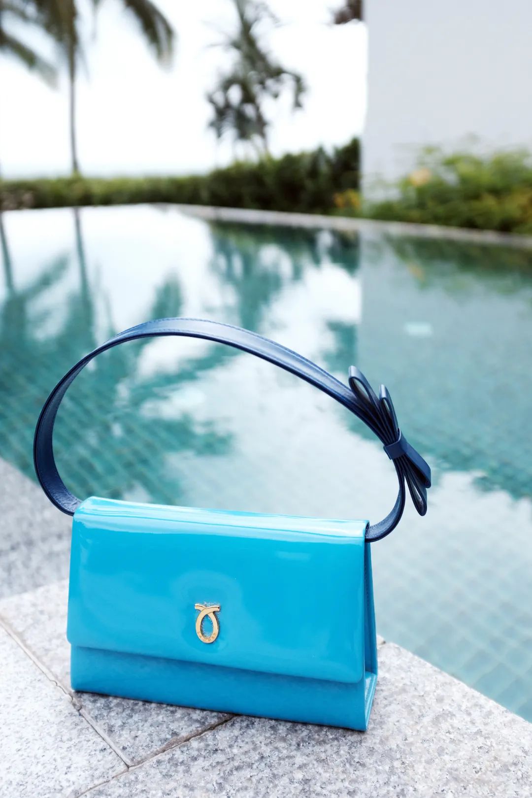 英国女王最喜欢的包包牌子,英国女王拿的包包价格