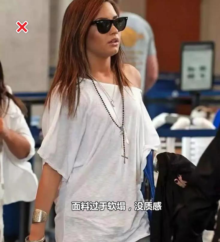 女人过了四十岁别总穿一身黑,女人过了40岁就别穿的太老气了