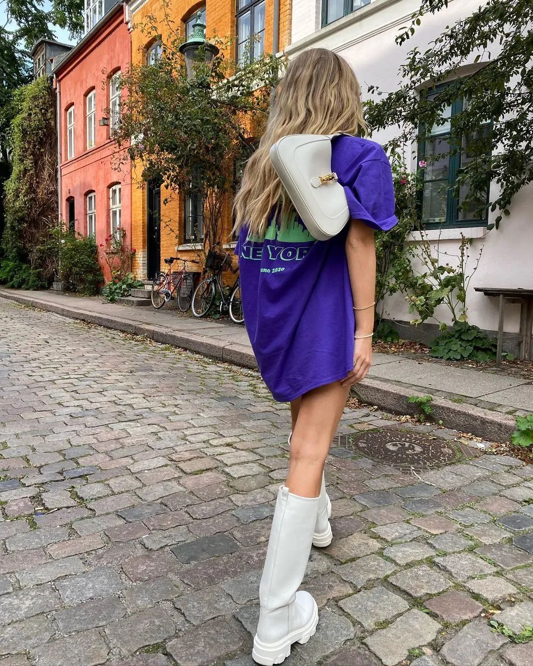 男t恤搭牛仔裤加皮带有哪些穿法,t恤配裤子的时髦穿法