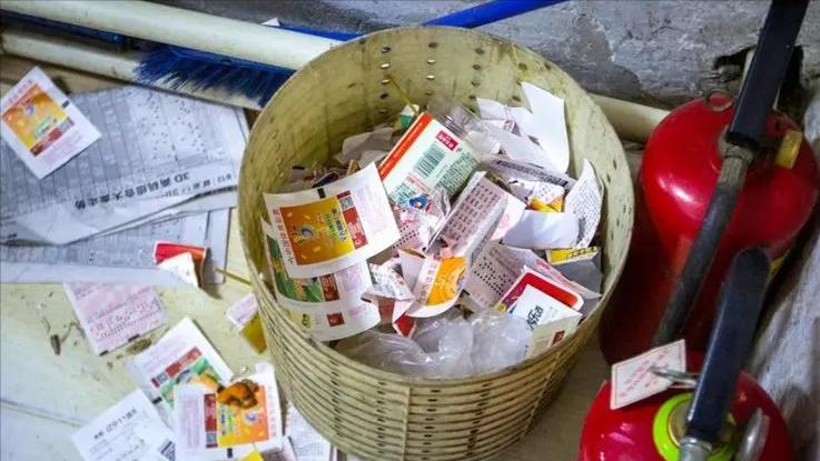 一张小卡片，狂卖500亿！一夜暴富的“*局骗**”，正卷土重来