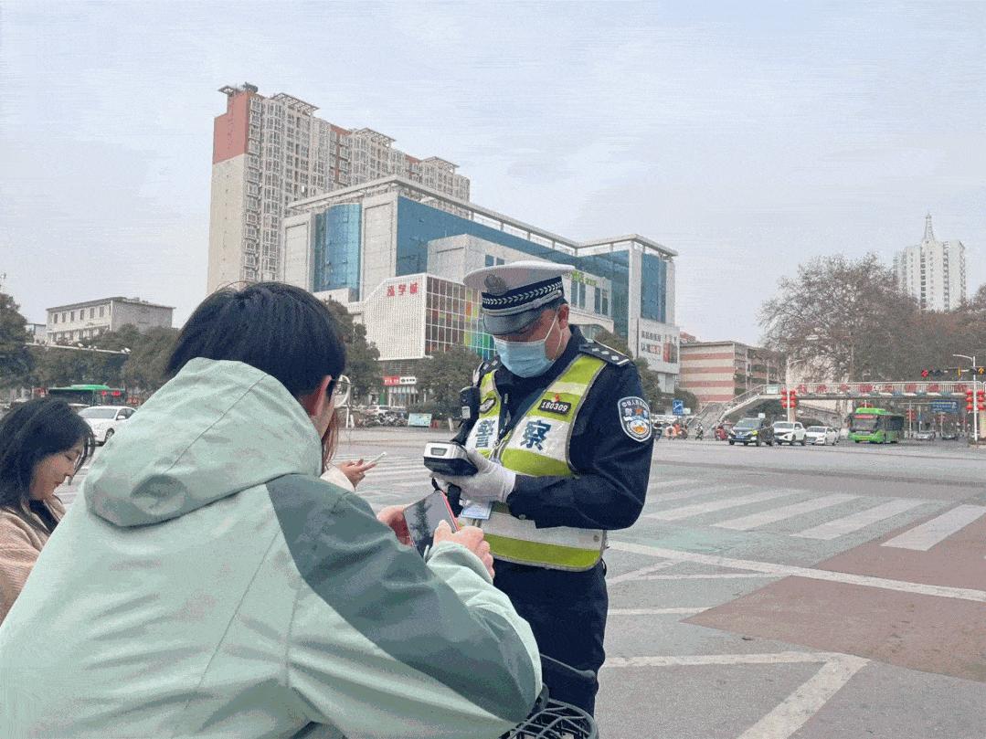 南阳电动车私加篷伞专项整治行动,南阳交警开展春雷行动