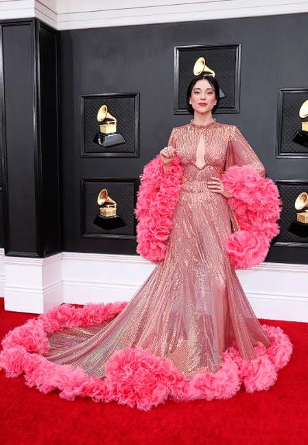 科勒卡戴珊一身红衣服出镜,科勒卡戴珊穿白西装图片