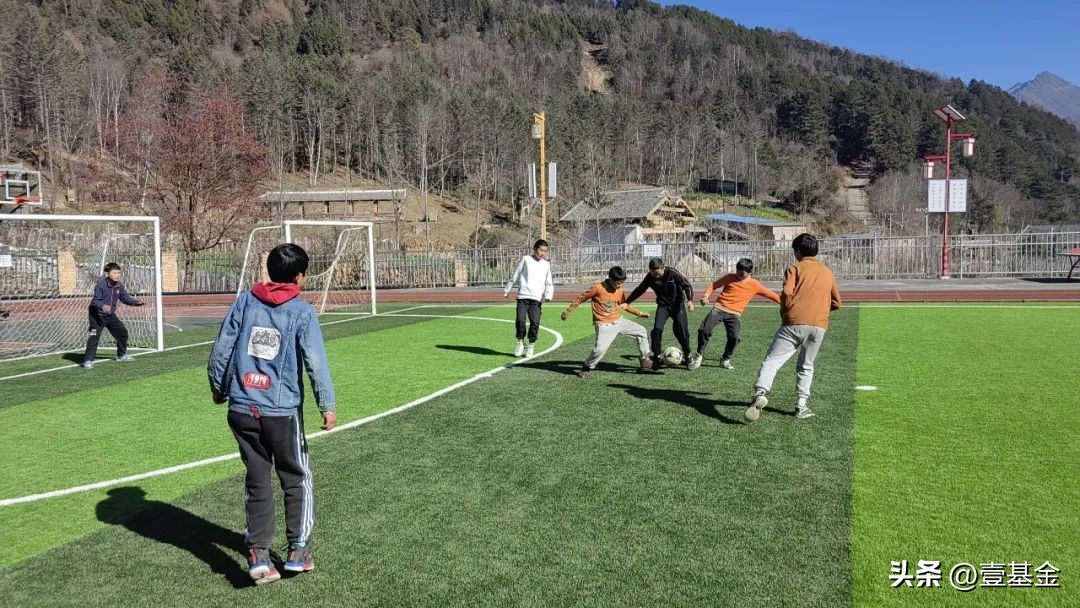 他是母校第一位专职体育老师,在大山里的足球场上播撒梦想的种子