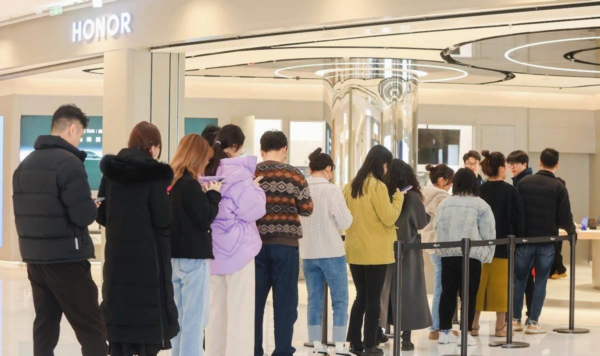 荣耀Magic6系列破销售记录，消费者排队抢购“一...