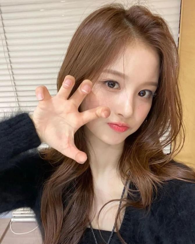 JYP新团出道即受关注，成员雪允因颜值出圈，却被指不尊重粉丝？