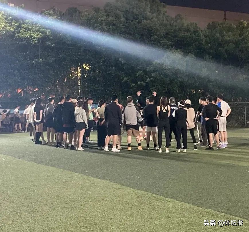 露营、飞盘、橄榄球……城市里的年轻人太会玩了