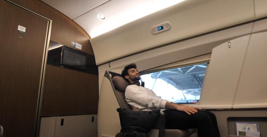 老外乘坐中国高铁感受,老外体验中国高铁头等舱